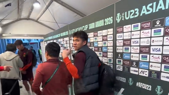 体育app-带病作战零封泰国！李昊赛后婉拒采访：生病了，发烧