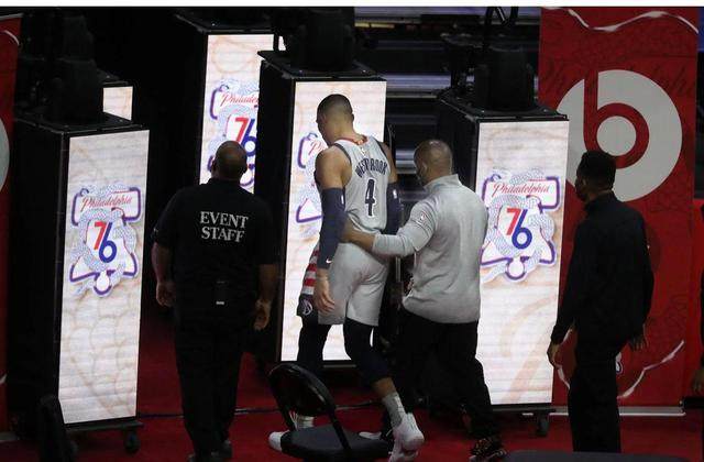 体育平台-球迷失控疫情惹的祸？明星后卫遭殃